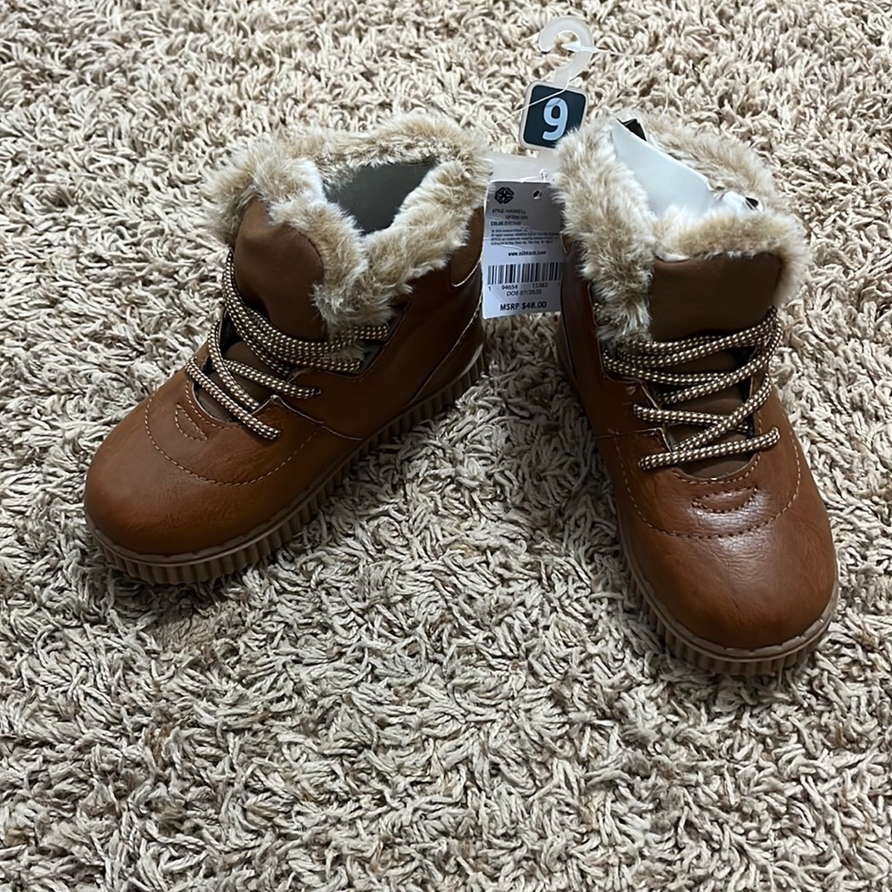 NWT 🏷️ Osh Kosh Bgosh little girls boots 🥾